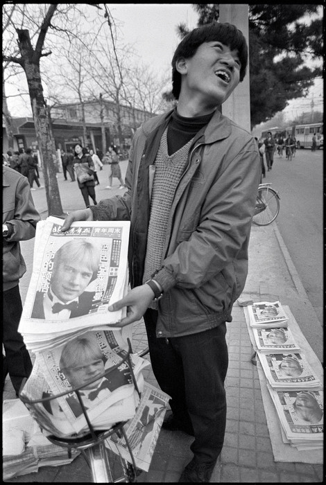 街頭熱賣《北京青年報》， 1992年3月28日。