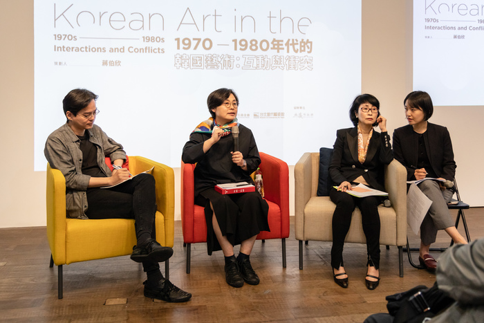 左至右：臺南藝術大學臺灣藝術檔案中心主任蔣伯欣、臺南藝術大學文貞姬副教授、韓國弘益大學鄭然心副教授與即席口譯員。圖/春之文化基金會提供。