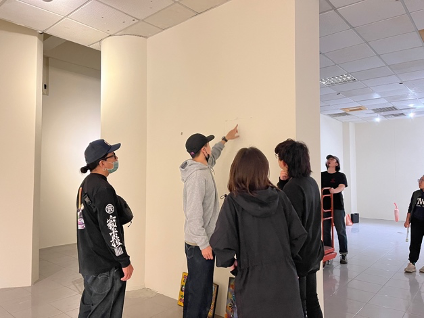 實習策展人們與青年藝術家莊凱博共同討論作品掛牆位置